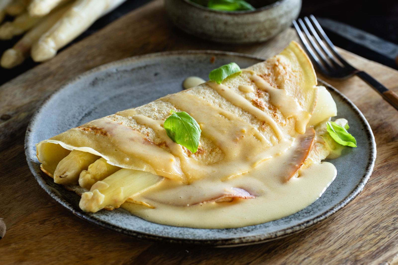Spargel mit Pfannkuchen